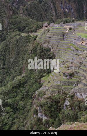 Una vista aerea della sezione posteriore di Machu Picchu, tra cui terrazze agricole, il tempio principale e Intihuatana Foto Stock