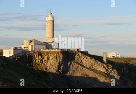 El Faro de Cabo Mayor la Casa delle luci del grande capo a Santander Cantabria Spagna UN edificio in pietra completato nel 1839 Foto Stock