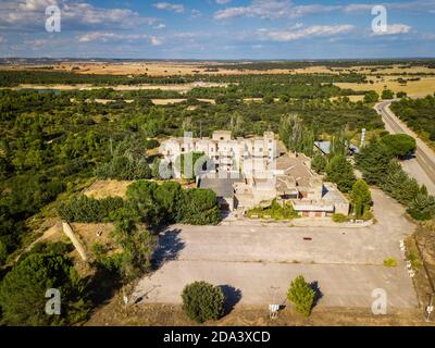 Vista aerea delle rovine di un hotel brutalista un tempo famoso vicino ad Alarcon a Cuenca, Castilla-la Mancha. Foto Stock