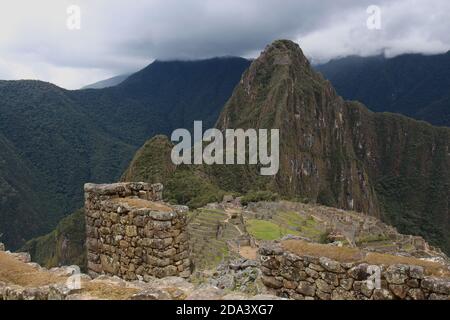 Una vista aerea della sezione posteriore di Machu Picchu, tra cui terrazze agricole, il tempio principale, Intihuatana, la piazza principale e la Casa di Factori Foto Stock