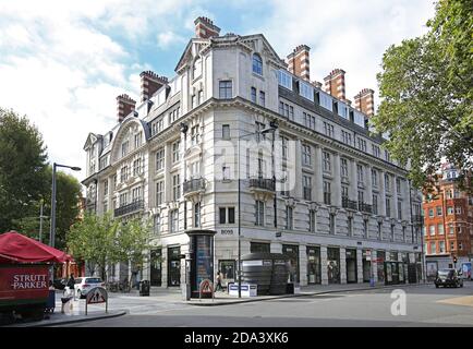 Wynham House, un palazzo vittoriano sul lato sud di Sloane Square, Chelsea, Lonon, Regno Unito. Negozio Hugo Boss al piano terra. Foto Stock