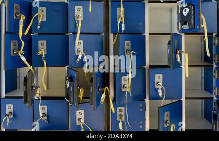 Berlino, Germania. 05 novembre 2020. Armadietti presso la piscina pubblica di Lankwitz. Le piscine sono chiuse a causa della chiusura. Credit: Kira Hofmann/dpa-Zentralbild/ZB/dpa/Alamy Live News Foto Stock