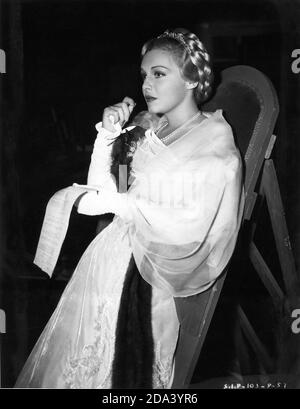 MADELEINE CARROLL riposa su Costume Board sul set candid durante le riprese del PRIGIONIERO DI ZENDA 1937 regista JOHN CROMWELL romanzo Anthony Hope sceneggiatura John L. Balderston musica Alfred Newman Costumi Ernest Dryden art direzione Lyle R. Wheeler produttore David O. Selznick Selznick International Pictures / United Artists Foto Stock