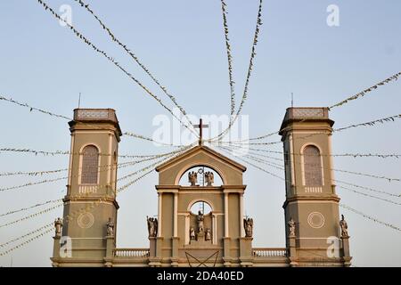 Vista della Chiesa di Milagres o della Chiesa di nostra Signora dei Miracoli costruita nel 17 secolo. Edificio coloniale britannico con due torri e croce cattolica e statua Foto Stock