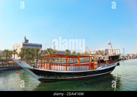 Una vista della barca tradizionale conosciuta come dhow in Qatar. In passato veniva utilizzato per il trasporto di merci da e verso altri paesi. Foto Stock