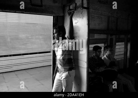 Chennai, Tamil Nadu, India - Marzo, 2014: Ritratto di Indin man all'interno del treno metropolitano con porte aperte. Persone a Chennai treno suburbano auto. Prodotto in Foto Stock