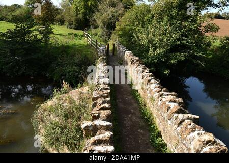 Scut's Bridge, ponte Packhorse sul fiume Frome tra Rode e Woolverton a Somerset.UK Foto Stock