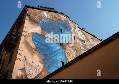 Torino, Italia - 31 luglio 2020: Famose farfalle murales nel quartiere aurora, torino (Italia), vicino all'edificio Lavazza il 31 luglio 2020. Il dipinto i Foto Stock