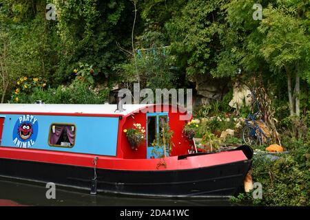 Un luogo premio per ormeggiare una barca canale vicino Avoncliff Sul canale Kennett e Avon nel Wiltshire.UK Foto Stock