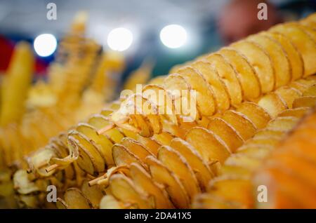 golden spirale tortura patate al tornado su un mercato piedi di strada stallo Foto Stock