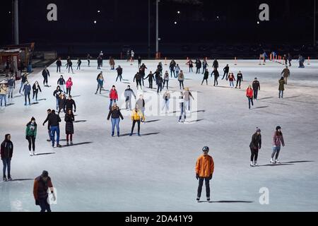 Pattinare sulla pista di pattinaggio di Budapest Foto Stock