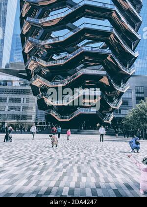 New York City, NY / USA - Ottobre 10 2019: Vista ad angolo inferiore dei cantieri Hudson, la nave con scalinata sul lato ovest di Manhattan a New York. Marciapiede Foto Stock