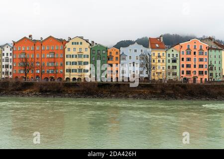 Facciate colorate di case tradizionali lungo le rive del fiume inn, Innsbruck, Tirolo, Austria Foto Stock