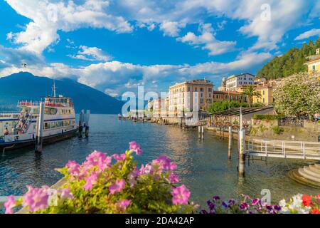 Tramonto sul centro storico di Bellagio e sul lago di Como in estate, provincia di Como, Lombardia, Italia Foto Stock