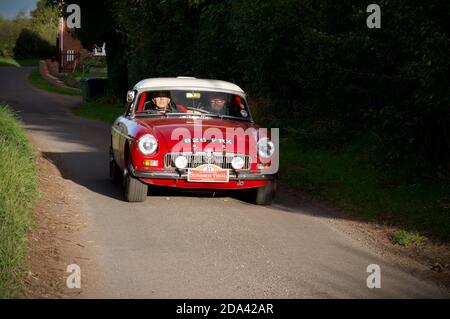 Rally guida nel sole serale in un MGB rosso Foto Stock