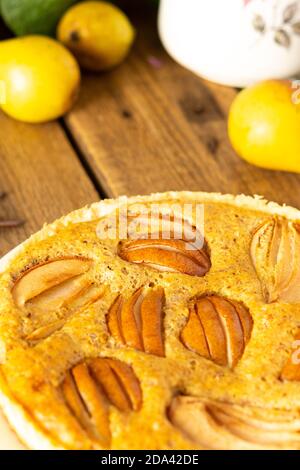 Deliziosa torta di pere da pere gialle su sfondo di legno primo piano, stile rustico Foto Stock