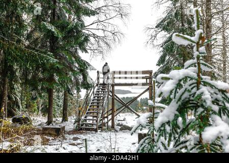 Uomo sulla torre di osservazione, Inverno, paesaggio, Finlandia. Foto di alta qualità Foto Stock