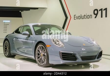 Stoccarda, Germania – 24 gennaio 2018. Porsche 911 Carrera 4 coupé auto risalente al 2017. In mostra al Museo Porsche di Stoccarda. Foto Stock