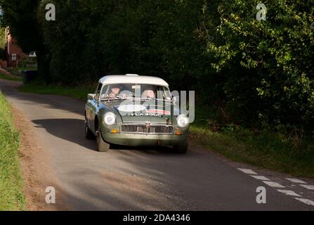 Rally che guida nel sole serale in un MGB Foto Stock