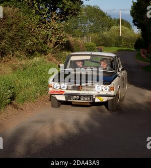 Raduno al sole serale in una Rover 2000 TC Foto Stock