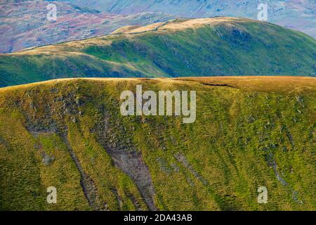 Gray Crag e Hartsop Dodd da High Street nelle campane orientali del Lake District National Park, Cumbria, Regno Unito. Piccole figure di escursionisti visibili Foto Stock