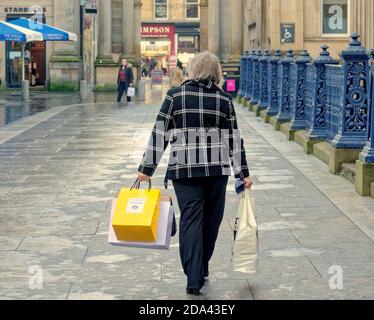 Glasgow, Scozia, Regno Unito. 9 novembre 2020: Regno Unito tempo: Giorno caldo ha visto la gente recuperare le strade dalla pandemia come hanno riempito durante il giorno. Shopping nello stile Mile della scozia, via bichanan. Credit: Gerard Ferry/Alamy Live News Foto Stock