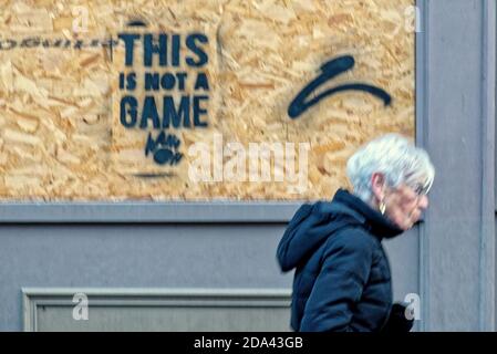 Glasgow, Scozia, Regno Unito. 9 novembre 2020: Regno Unito tempo: Giorno caldo ha visto la gente recuperare le strade dalla pandemia come hanno riempito durante il giorno. Credit: Gerard Ferry/Alamy Live News Foto Stock