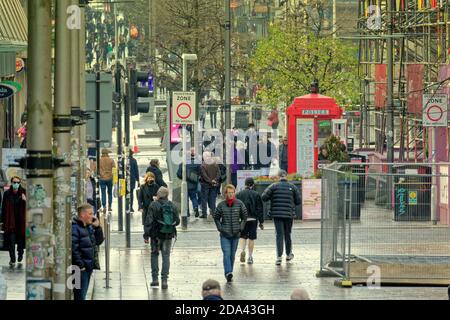 Glasgow, Scozia, Regno Unito. 9 novembre 2020: Regno Unito tempo: Giorno caldo ha visto la gente recuperare le strade dalla pandemia come hanno riempito durante il giorno. Shopping in Sauchiehall Street. Credit: Gerard Ferry/Alamy Live News Foto Stock