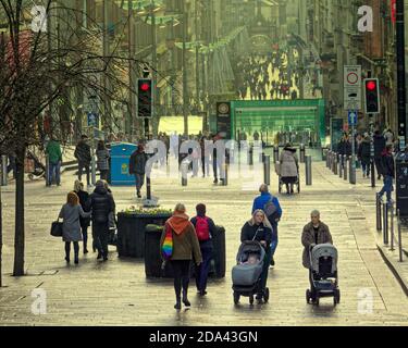 Glasgow, Scozia, Regno Unito. 9 novembre 2020: Regno Unito tempo: Giorno caldo ha visto la gente recuperare le strade dalla pandemia come hanno riempito durante il giorno. Shopping nello stile Mile della Scozia, Buchanan Street. Credit: Gerard Ferry/Alamy Live News Foto Stock