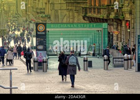 Glasgow, Scozia, Regno Unito. 9 novembre 2020: Regno Unito tempo: Giorno caldo ha visto la gente recuperare le strade dalla pandemia come hanno riempito durante il giorno. Shopping nello stile Mile della Scozia, Buchanan Street. Credit: Gerard Ferry/Alamy Live News Foto Stock