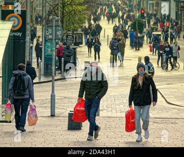 Glasgow, Scozia, Regno Unito. 9 novembre 2020: Regno Unito tempo: Giorno caldo ha visto la gente recuperare le strade dalla pandemia come hanno riempito durante il giorno. Shopping nello stile Mile della Scozia, Buchanan Street. Credit: Gerard Ferry/Alamy Live News Foto Stock