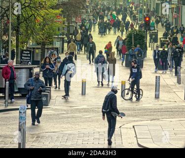 Glasgow, Scozia, Regno Unito. 9 novembre 2020: Regno Unito tempo: Giorno caldo ha visto la gente recuperare le strade dalla pandemia come hanno riempito durante il giorno. Shopping nello stile Mile della Scozia, Buchanan Street. Credit: Gerard Ferry/Alamy Live News Foto Stock