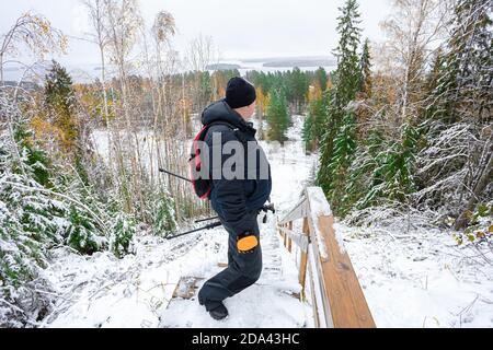 Uomo nella foresta, Inverno, paesaggio e scale alte. Finlandia. Foto di alta qualità Foto Stock