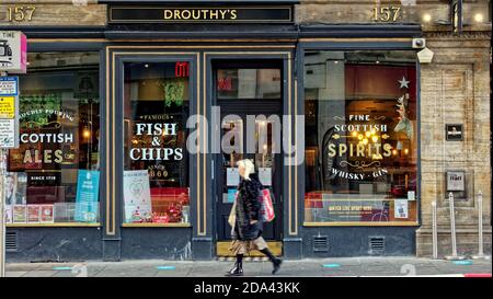 Glasgow, Scozia, Regno Unito. 9 novembre 2020: Regno Unito tempo: Giorno caldo ha visto la gente recuperare le strade dalla pandemia come hanno riempito durante il giorno. Credit: Gerard Ferry/Alamy Live News Foto Stock