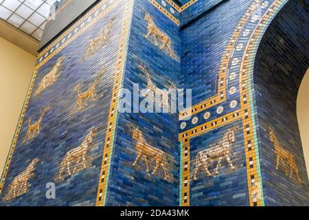 Berlino, Germania – 28 gennaio 2018. Frammento della magnifica porta di Ishtar al Pergamonmuseum di Berlino. Foto Stock