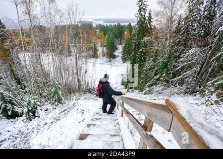 Uomo nella foresta, Inverno, paesaggio e scale alte. Finlandia. Foto di alta qualità Foto Stock