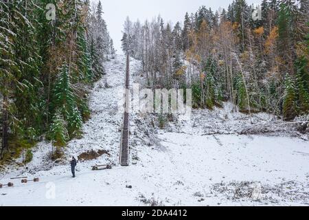 Uomo nella foresta, Inverno, paesaggio e scale alte. Finlandia. Foto di alta qualità Foto Stock