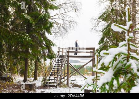 Uomo nella foresta, Inverno, paesaggio e scale alte. Finlandia. Foto di alta qualità Foto Stock