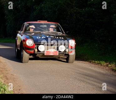 Raduno al sole serale in un Datsun 240Z Foto Stock