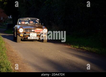 Rally che guida nel sole serale in un Triumph TR6 Foto Stock