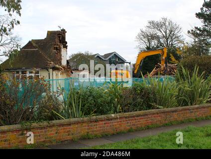 I macchinari pesanti demoliscono la vecchia casa sul lungomare di Chichester Harbour. Il sito sarà risviluppato con una nuova costruzione. Probabilmente non alloggi sociali. Foto Stock