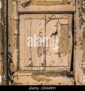 Vecchia struttura della porta di legno con vernice che si spellano Foto Stock