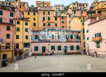 Riomaggiore, Italia, 22 settembre 2015: Case tradizionali nel villaggio di Riomaggiore in Italia Foto Stock