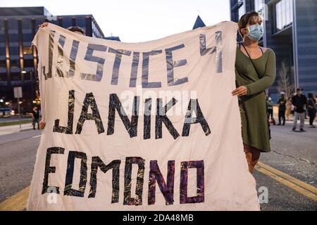 I dimostranti hanno un foglio con le parole 'Justice 4 Janika Edmond'. Janika Edmond era una donna di Adrian, Michigan, che si suicidò all'interno della struttura correttiva della valle di Huron delle donne a Ypsilanti, Michigan. Edmond l'aveva fatto conoscere alle guardie che aveva posto una minaccia a se stessa, ma le guardie non la hanno fermata dal suicidarsi. , dimostranti si sono manifestati ad Ann Arbor per il rally "Say Her Name: Aura Rosser", la veglia a lume di candela e la marcia. L'evento ha avuto inizio presso l'edificio del municipio di Ann Arbor e ha attraversato le strade di Ann Arbor fino a quando i dimostranti finirono all'Ann ARB Foto Stock