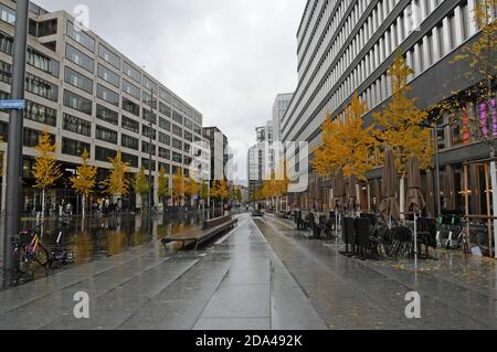 L'Europa-Allee è solitamente affollata di persone che gustano cibo e bevande. Ma in tempi di blocco il posto è freddo e vuoto Foto Stock