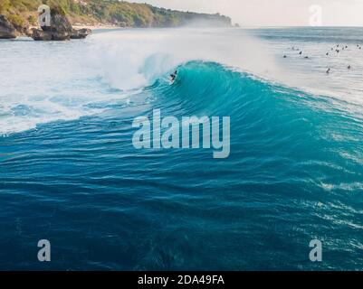 Vista aerea con surf a botte. Blu onde perfette e surfisti in oceano Foto Stock