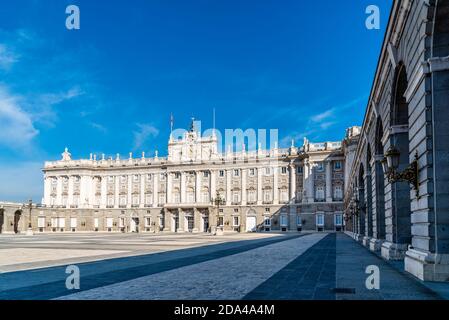 Madrid, Spagna - 1 novembre 2020: Palazzo reale a Madrid in una bella giornata di cielo blu. Foto Stock