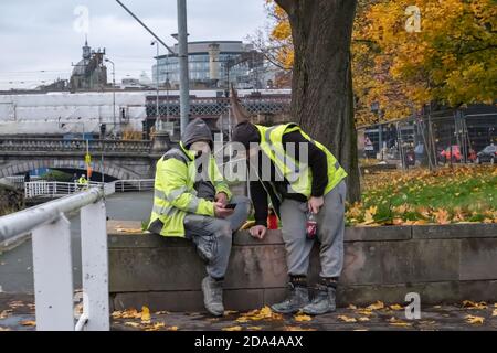 Glasgow, Scozia, Regno Unito. 9 novembre 2020. Regno Unito Meteo. Due operai edili che si rompono. Credito: SKULLY/Alamy Live News Foto Stock