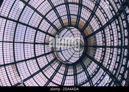 Vista dal basso sul tetto rotondo in vetro geometrico della Galleria Vittorio Emanuele II, il più antico centro commerciale attivo e principale punto di riferimento di Milano, Italia Foto Stock
