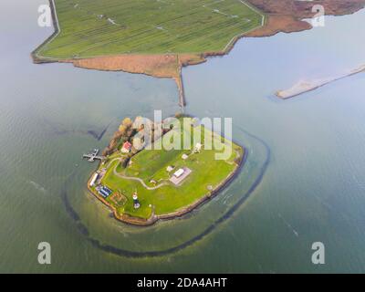 Vista dall'alto del drone aereo di Vuurtoreneiland ad Amsterdam, Paesi Bassi una piccola isola Foto Stock